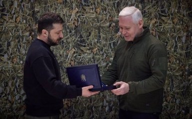 Зеленський привіз до Харкова відзнаку "Місто-герой України"