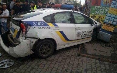 В Одесі авто копів влетіло в магазин, є постраждалі: з'явилися фото