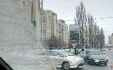В Киеве полицейское авто угодило в аварию: опубликованы фото