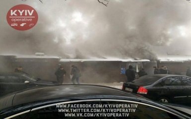 У Києві спалахнула потужна пожежа, є постраждалий: з'явилися фото і відео