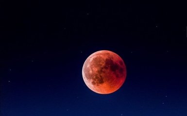 Фотограф ошеломил снимком самого длинного лунного затмения за 500 лет