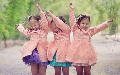 Маленькие сестрички-тройняшки из Австралии покорили сеть: яркие фото