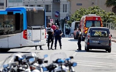 В Марселе автомобиль врезался в автобусные остановки: есть погибший