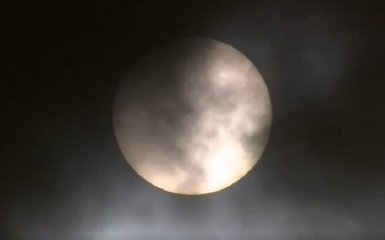 Вперше за 43 роки: мережу вразило відео часткового сонячного затемнення