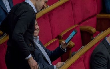 Нардепа в Раді спіймали за читанням анекдотів: опубліковано фото