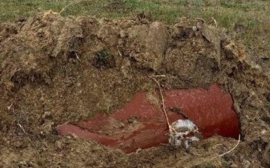 В Новій Каховці росіяни закопують під землю бочки з невідомим вмістом