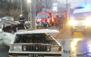 В Киеве машину разорвало об столб: появились фото