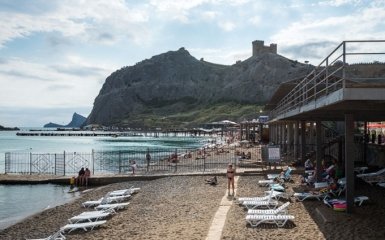 Российский блогер показал пляжи Крыма, заполненные лишь на треть: появились фото
