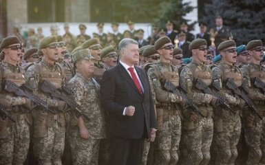 Порошенко підвищив зарплату українським військовим і поліцейським