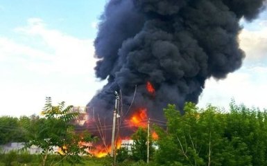 В оккупированных Пологах в Запорожской области вспыхнул масштабный пожар на химпредприятии