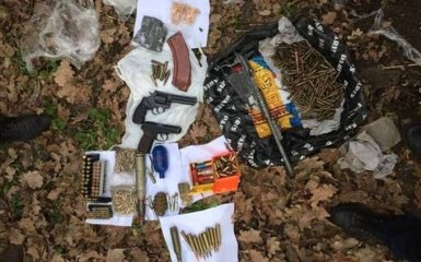 Сотни патронов, гранаты и пистолеты: полиция нашла схрон оружия под Киевом