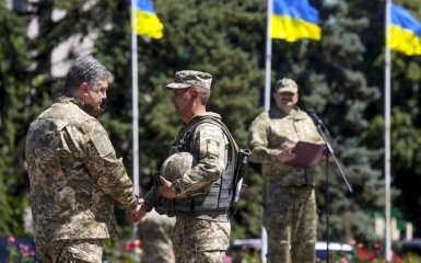 Порошенко раздал награды военным: среди отличившихся глава Генштаба