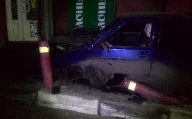 Пьяный водитель под Харьковом влетел в остановку, есть погибший: опубликованы фото