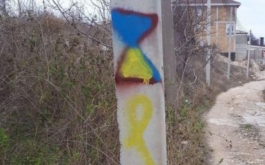 Проукраинские активисты в Крыму превращают российские "Z" в песочные часы – фото