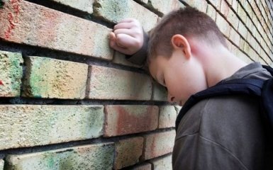 Российские школьники жестоко избивают мальчика за его украинские корни: появилось жуткое видео