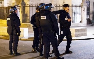 Прокуратура Франции установила личность напавшего на полицейских в Париже