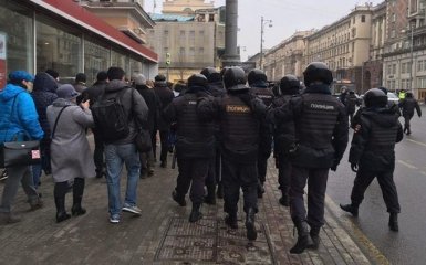 У центрі Москви ОМОН масово затримує опозиціонерів: з'явилися фото і відео