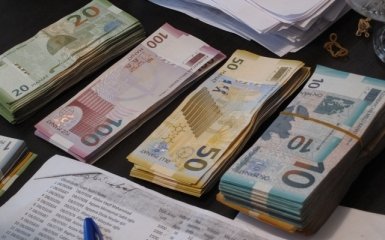 В Азербайджане хотят ввести ограничения на вывоз валюты