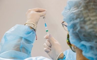 У Києві тимчасово призупинять вакцинацію від коронавіруса