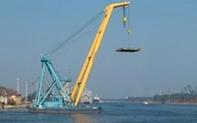 В Запорожье кран едва не перекрыл судоходный проход