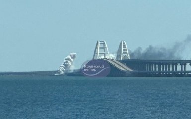 В Керчи раздались взрывы. Возле Крымского моста виден дым — фото