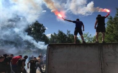 Націоналісти пікетують будинок нардепа Льовочкіна, відбуваються сутички: опубліковані фото