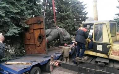 В Мариуполе снесли советский памятник: опубликовано фото
