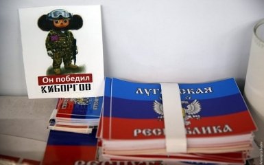 Скандальный российский дизайнер привез с Донбасса чебурашку-боевика: опубликовано фото
