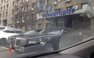 Сеть взбудоражило символичное фото шикарной иномарки возле "Укравтодора"