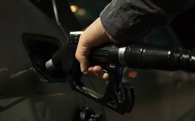 Кабмин решил приостановить государственное регулирование цен на топливо