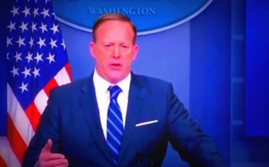Пресс-секретарь Трампа крупно оконфузился на брифинге: появилось видео