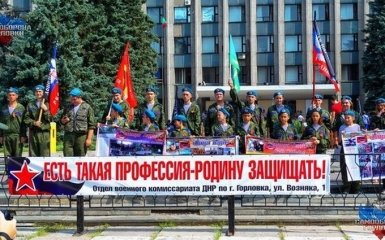 Боевики на День ВДВ устроили стрельбу и одели детей в военную форму: появились фото