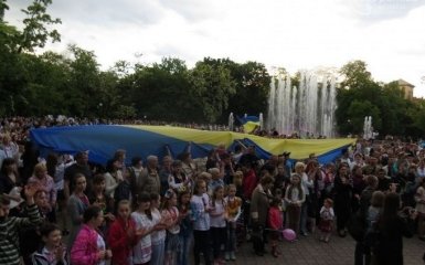На Донбассе прошел масштабный марш вышиванок: опубликованы фото и видео
