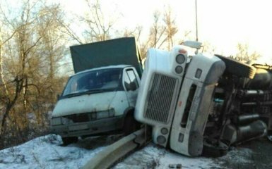 У Києві перекинулася вантажівка: з'явилися фото масштабної аварії