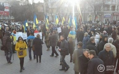 У Маріуполі на мітингу проти блокади сталася бійка: з'явилися фото