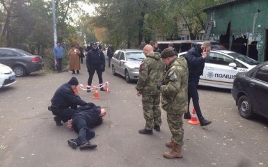 У Києві на поліцейських напали з пістолетом: фото затримання злочинця