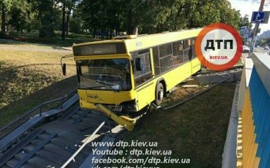 В Киеве автобус с пассажирами вылетел с дороги: опубликованы фото