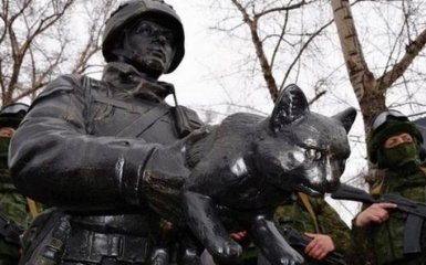 На смішному кримському пам'ятнику «ввічливій людині» пропав кіт: з'явилося фото