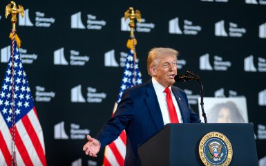 З ким Трамп летить на Аляску