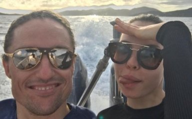 Украинский теннисист заставил свою девушку залезть на пальму: опубликовано видео