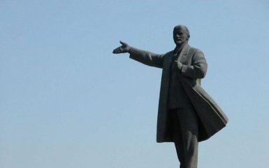 Эффективность декоммунизации: в российском МИД просят "не сносить хотя бы одного Ленина"