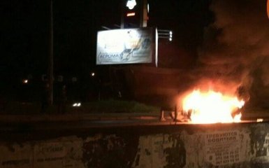 У Києві спалахнула фура: з'явилися фото і відео пожежі