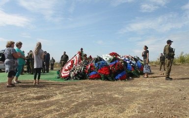 Зазвичай бездомних так ховають: в мережі бурхливо обговорюють фото дивної могили Захарченко