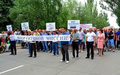Боевики ДНР вслед за ЛНР поиграли в борьбу с миротворцами: появились фото
