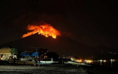 На Балі з новою силою розбушувався вулкан Агунг: з'явилися моторошні фото і відео