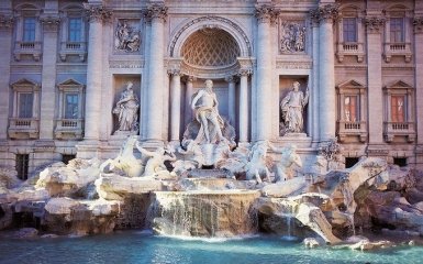 У Римі води легендарного фонтану Треві стали червоного кольору: з'явилося відео