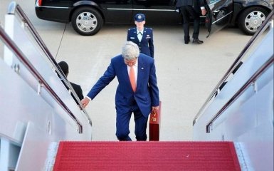 Что было в красном чемодане Керри: у Путина открыли тайну