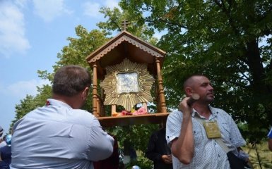 Крестный ход заблокирован в селе под Киевом: появились фото