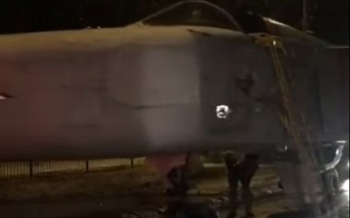 В России бомбардировщик стал причиной пробки на дороге: появилось видео
