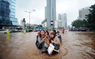 Из-за наводнения в Индонезии проходит массовая эвакуация